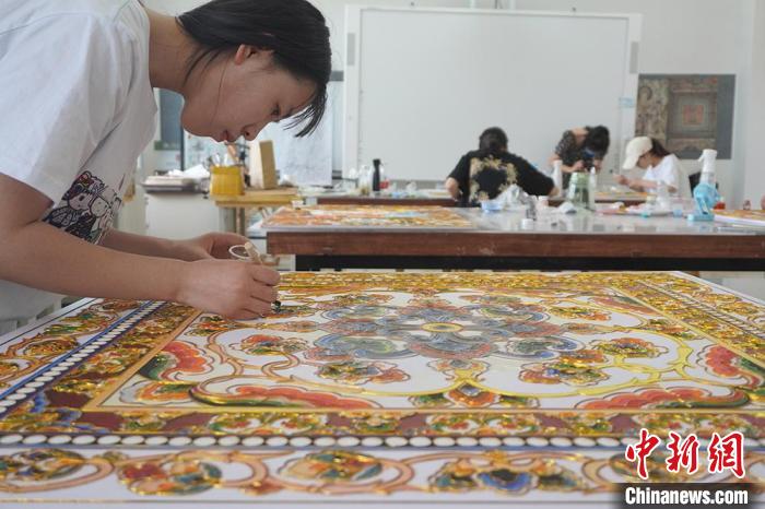 图为兰州职业技术学院非遗学院学生制作珐琅掐丝画。　九美旦增 摄