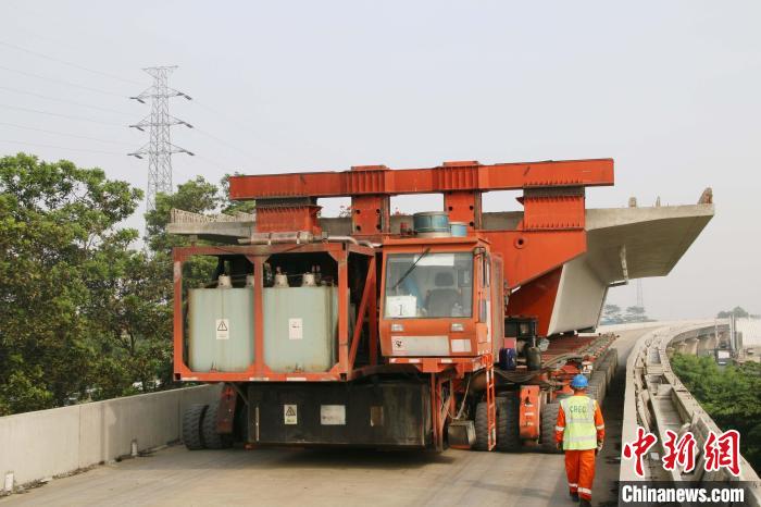 图为运梁车出场。　李金朋 摄