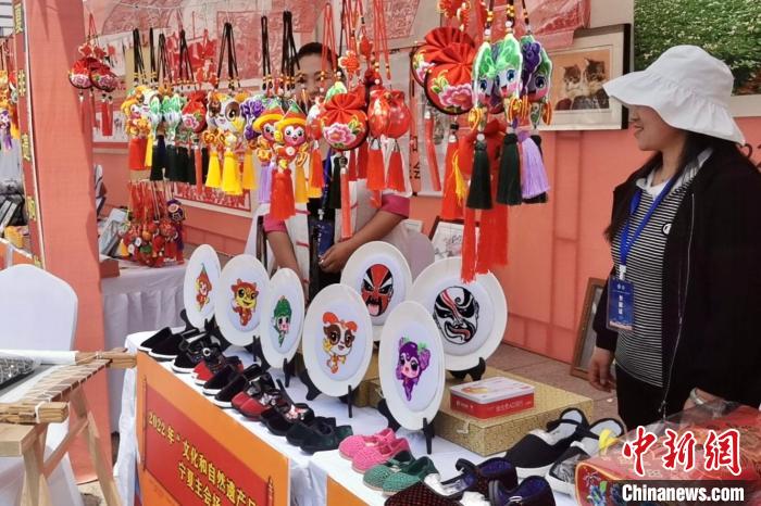 非遗产品展示。　郭宁 摄