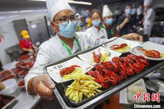 近年来，盱眙以农业供给侧结构性改革为主线，做足“小龙虾、大文章”。　泱波　摄