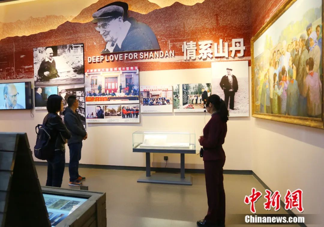 民众在甘肃张掖市山丹艾黎纪念馆参观。<a target='_blank' href='/'>中新社</a>发 高展 摄