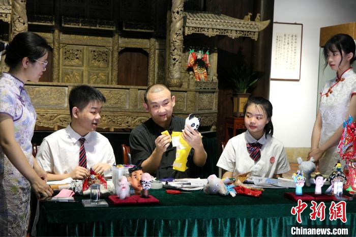 福建漳州面向美国开展布袋木偶艺术线上展演讲座现场。　漳州市外办供图