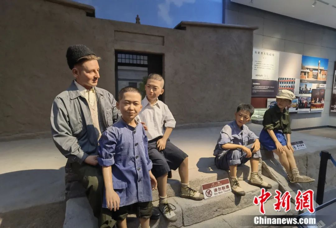 甘肃省山丹艾黎纪念馆内陈设的“艾黎与孩子们”蜡像。<a target='_blank' href='/'>中新社</a>发 杨艳敏 摄