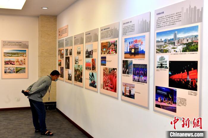 市民参观福建省档案馆展览。　吕明 摄