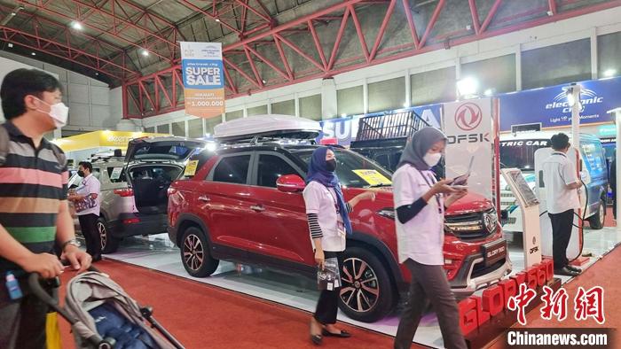 第53届印尼雅加达博览会6月9日至7月17日在雅加达马腰兰国际展览中心举办，近3000家企业参展。中国品牌产品和服务成为其中抢手和亮眼的一部分。图为6月13日，印尼中企东风小康汽车展位。 <a target='_blank' href='/'>中新社</a>记者 林永传 摄