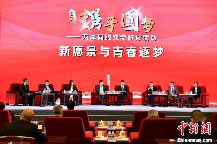 与会嘉宾围绕“历史新方位与中华民族伟大复兴”主题,就“新愿景与青春逐梦”等三项议题展开交流研讨。 李雪峰 摄 与会嘉宾围绕“历史新方位与中华民族伟大复兴”主题,就“新愿景与青春逐梦”等三项议题展开交流研讨。 李雪峰 摄