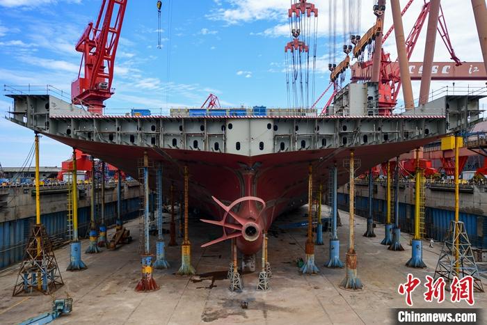 资料图为5月23日，中国船舶沪东中华造船(集团)有限公司工作人员在建造货轮。 <a target='_blank' href='/'>中新社</a>记者 田雨昊 摄 