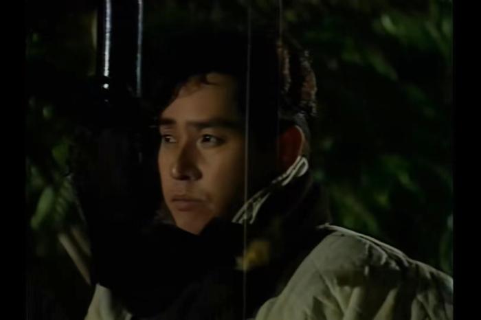 谭咏麟《爱在深秋》MV截图