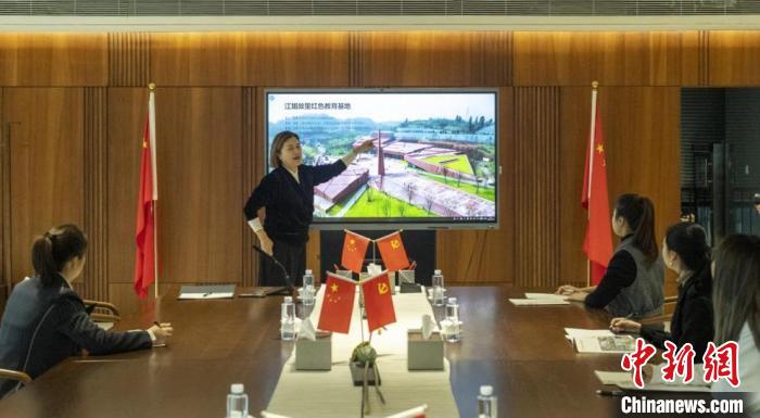 工作中的李纯。 刘忠俊 摄 工作中的李纯。 刘忠俊 摄