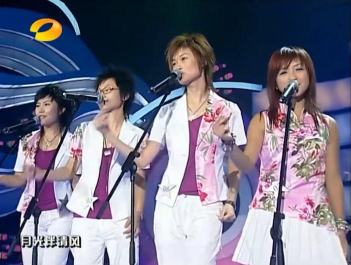 李宇春、周笔畅、何洁。《2005超级女声》节目截图