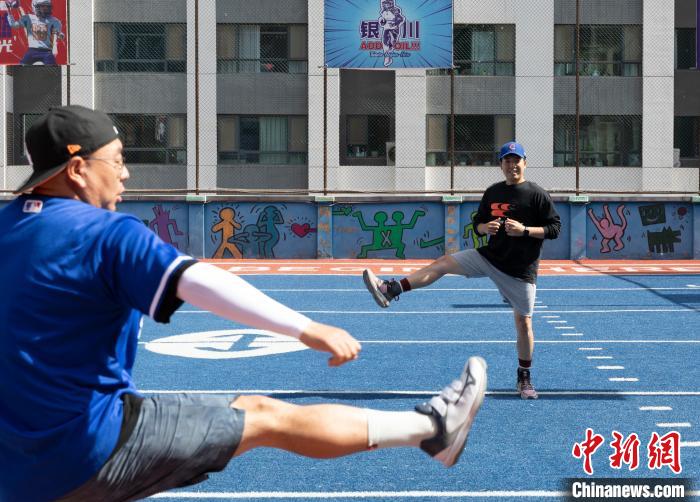 林智薰(右)引导学员做训练前的热身。　杨迪 摄