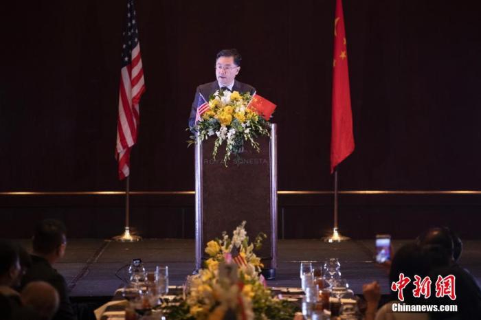 当地时间6月3日,中国驻美大使秦刚走访得克萨斯州休斯敦中国城,亲切看望慰问当地侨胞,访问华夏中文学校并出席侨界端午节晚宴。图为秦刚出席侨界端午节晚宴发表致辞。 <a target='_blank' href='/'>中新社</a>记者 廖攀 摄 当地时间6月3日,中国驻美大使秦刚走访得克萨斯州休斯敦中国城,亲切看望慰问当地侨胞,访问华夏中文学校并出席侨界端午节晚宴。图为秦刚出席侨界端午节晚宴发表致辞。 <a target='_blank' href='/'>中新社</a>记者 廖攀 摄