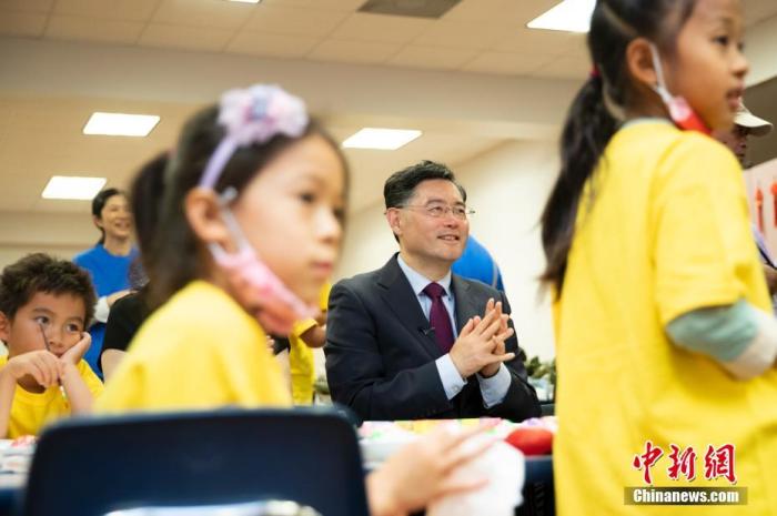 当地时间6月3日,中国驻美大使秦刚走访得克萨斯州休斯敦中国城,亲切看望慰问当地侨胞,访问华夏中文学校并出席侨界端午节晚宴。图为秦刚在华夏中文学校听学生中文朗诵。 <a target='_blank' href='/'>中新社</a>记者 廖攀 摄 当地时间6月3日,中国驻美大使秦刚走访得克萨斯州休斯敦中国城,亲切看望慰问当地侨胞,访问华夏中文学校并出席侨界端午节晚宴。图为秦刚在华夏中文学校听学生中文朗诵。 <a target='_blank' href='/'>中新社</a>记者 廖攀 摄