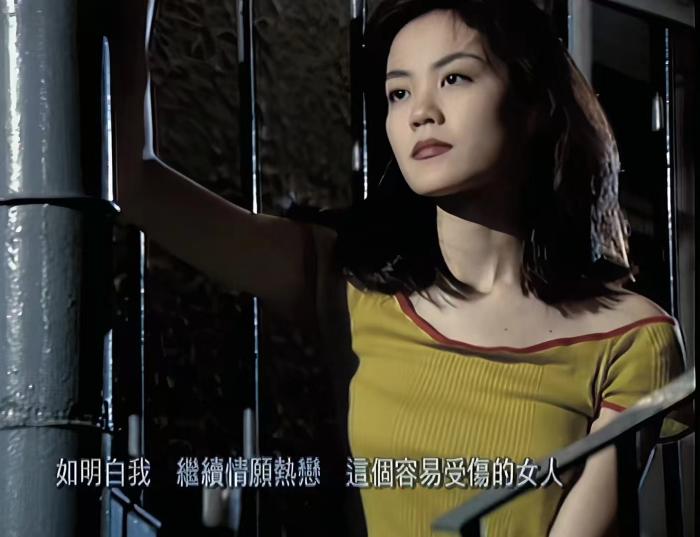 王菲《容易受伤的女人》MV截图
