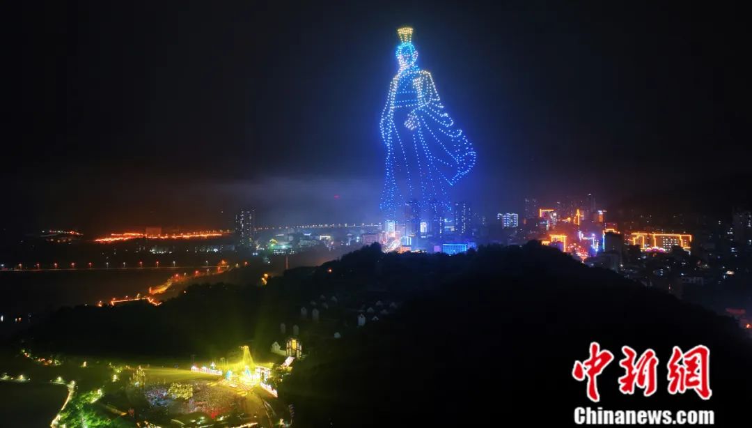 6月2日晚，2022屈原故里端午文化节开幕式在湖北省宜昌市秭归县举行，开幕式上无人机组成屈原的形象。<a target='_blank' href='/'>中新社</a>发 周星亮 摄