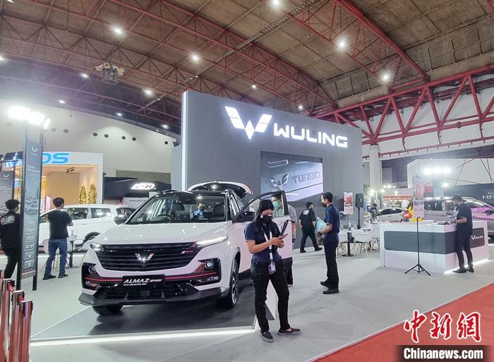 第53届印尼雅加达博览会6月9日至7月17日在雅加达马腰兰国际展览中心举办，近3000家企业参展。中国品牌产品和服务成为其中抢手和亮眼的一部分。图为6月13日，印尼中企五菱汽车展位。 <a target='_blank' href='/'>中新社</a>记者 林永传 摄