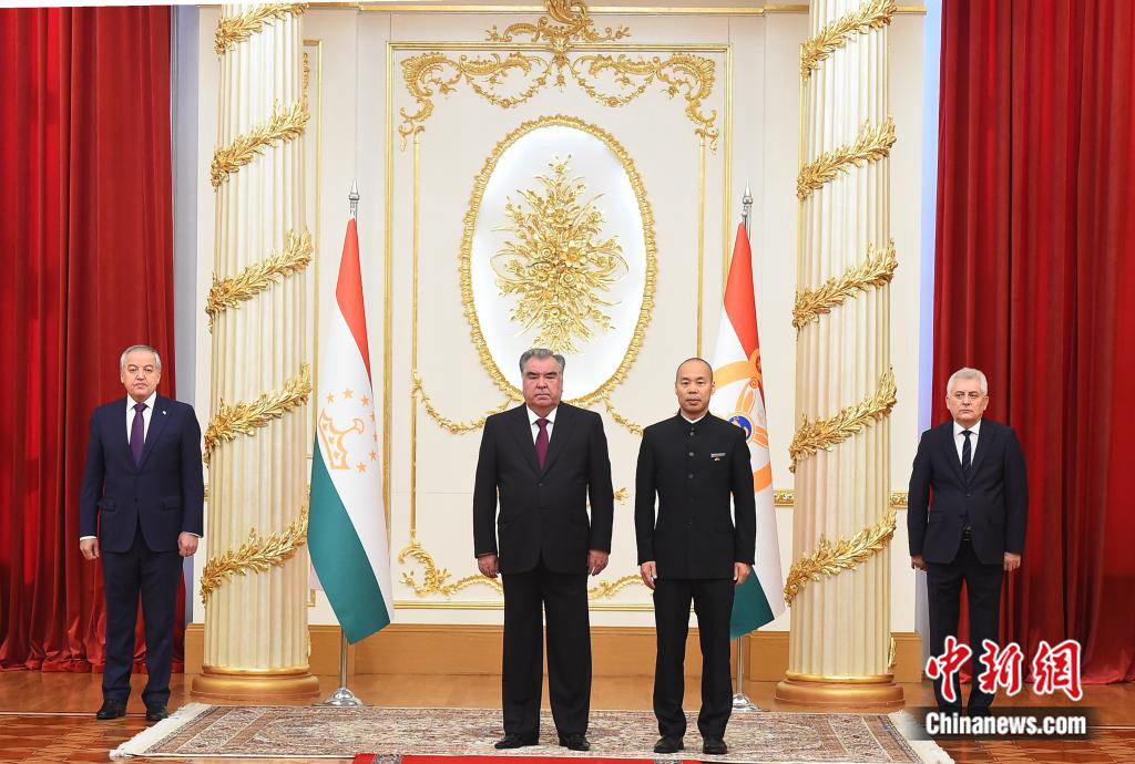 当地时间6月15日，中国驻塔吉克斯坦大使吉树民在塔民族宫向塔总统拉赫蒙递交国书，并进行亲切友好交谈。 <a target='_blank' href='/'>中新社</a>发 中国驻塔吉克斯坦大使馆 供图 