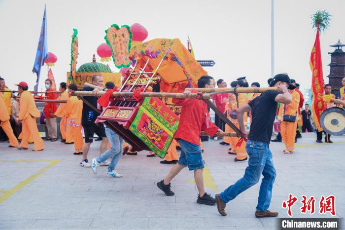 参与踩街巡境的年轻人数量增多。 石井镇供图 参与踩街巡境的年轻人数量增多。 石井镇供图