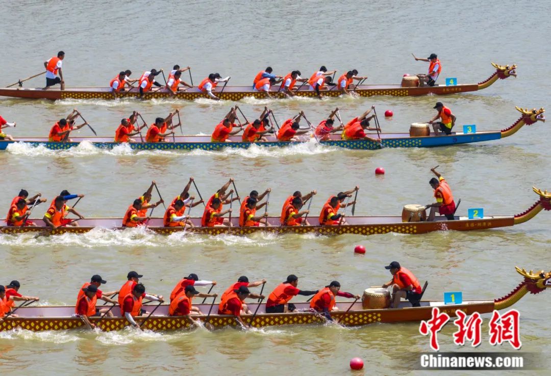2022年6月3日端午节，江苏省宿迁市泗洪县临淮镇汴河上龙舟竞渡。<a target='_blank' href='/'>中新社</a>发 贺敬华 摄