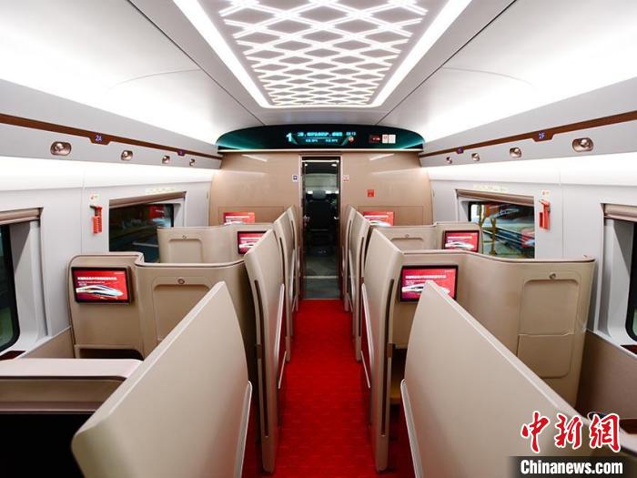 新一批时速350公里复兴号智能动车组在中车长春轨道客车股份有限公司整装待发。　中车长客供图