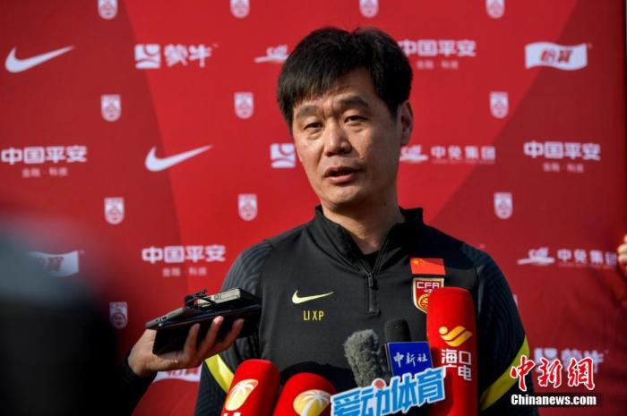 资料图：李霄鹏在训练前接受媒体采访。骆云飞 摄