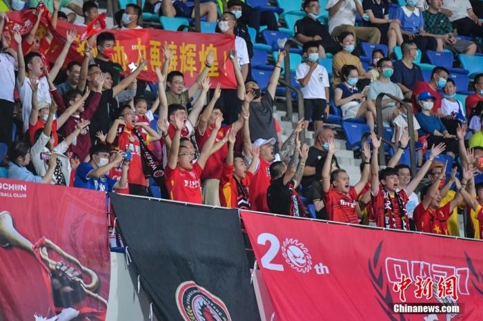 6月12日晚，2022赛季中超联赛海口赛区第三轮，长春亚泰队(红色球衣)对阵大连人队(蓝色球衣)的比赛在海口五源河体育场举行，两队1-1战平。图为长春亚泰队的球迷进场助威。<a target='_blank' href='/'>中新社</a>记者 骆云飞 摄