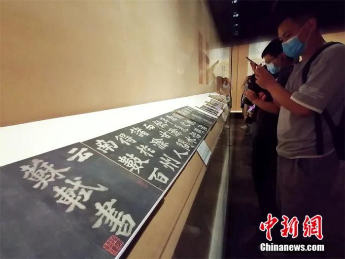 2020年，北京故宫博物院举办“千古风流人物——故宫博物院藏苏轼主题书画特展”。观者如潮。<a target='_blank' href='/'>中新社</a>发 杜建坡 摄

