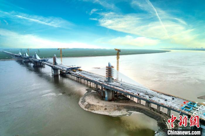 鹤大高速佳木斯过境段松花江特大桥预计10月通车。　黑龙江省交通运输厅供图