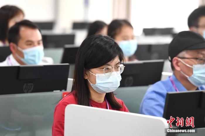 6月14日，南京师范大学阅卷点，评卷教师正在认真评改试卷。<a target='_blank' href='/'>中新社</a>发 杨素平 摄 图片来源：CNSphoto