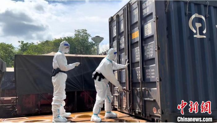 图为民警正在检查联运列车。　河口边检站供图