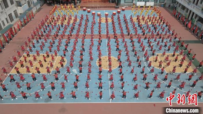 航拍四联小学学生演绎扁担操。　王伟臣 摄