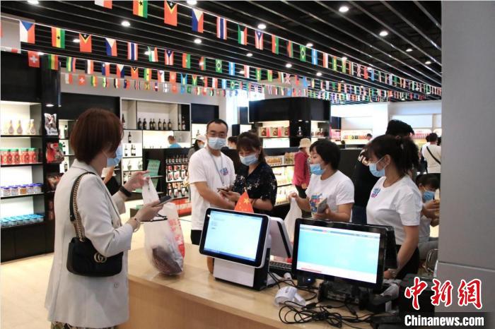 消费者选购完商品结账。 苟继鹏 摄 消费者选购完商品结账。 苟继鹏 摄