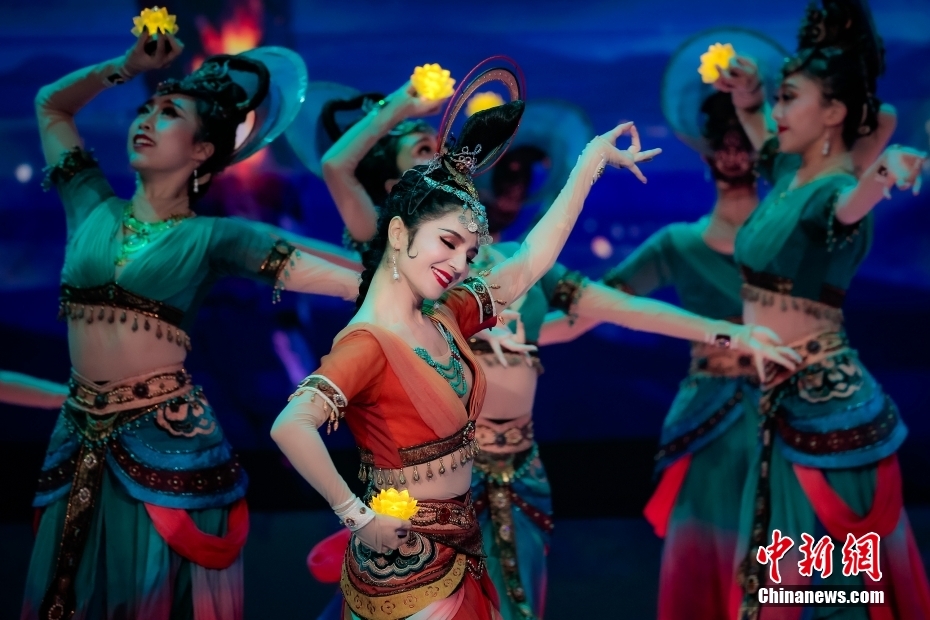 图为2021年10月，古丽米娜（前排中）参演舞剧《五星出东方》，扮演女主角“春君”。（资料图片） <a target='_blank' href='/'>中新社</a>发 受访者 供图