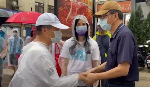 图为医护人员正讨论送进来急诊的病患的处置方式。(图片来源:台湾“中时新闻网”) 图为医护人员正讨论送进来急诊的病患的处置方式。(图片来源:台湾“中时新闻网”)