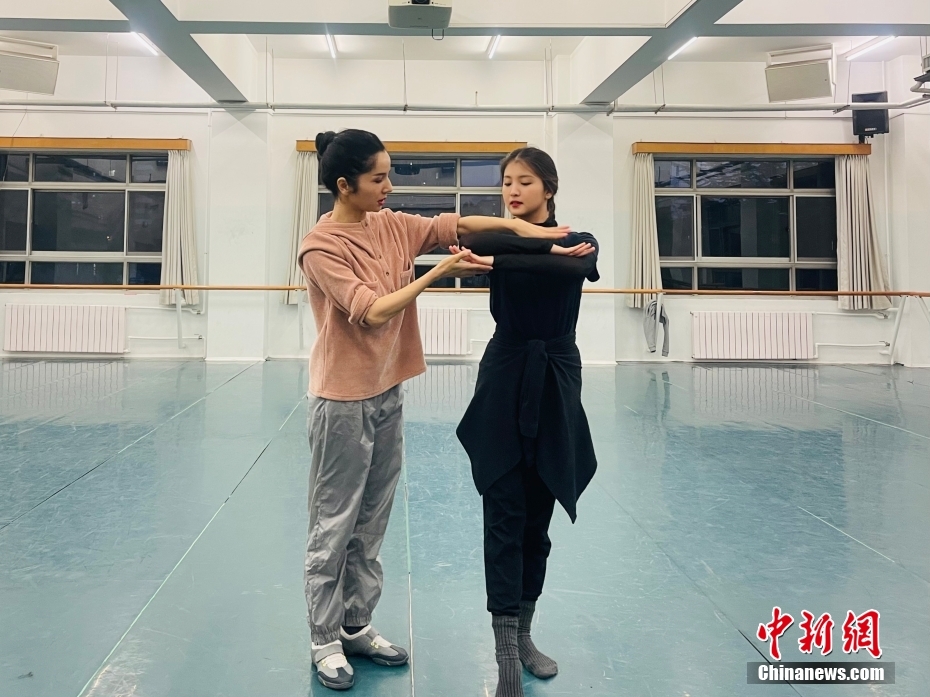 图为2021年11月，古丽米娜（左）在中央民族大学指导学生。（资料图片） <a target='_blank' href='/'>中新社</a>发 受访者 供图
