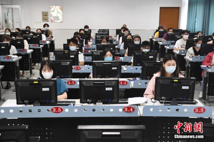 6月14日，南京师范大学阅卷点，评卷教师正在认真评改试卷。<a target='_blank' href='/'>中新社</a>发 杨素平 摄 图片来源：CNSphoto