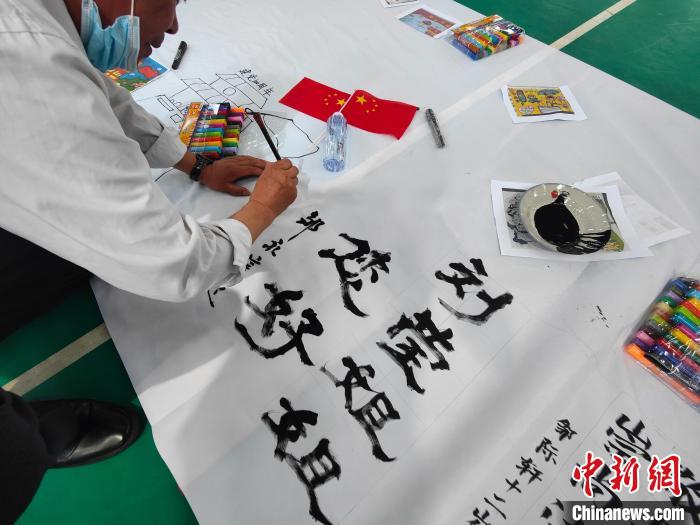 “六一”当天,一位学生家长即兴写下的书法作品。 受访者 供图 “六一”当天,一位学生家长即兴写下的书法作品。 受访者 供图