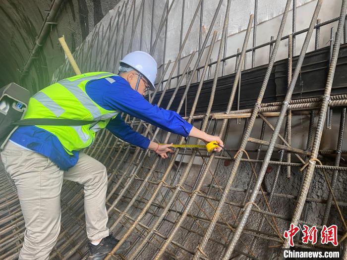 图为薛欣程正在进行测量作业。　中铁一局供图