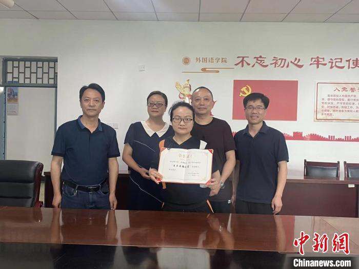 张沁雨在毕业之际获得西华大学“自立自强之星”荣誉称号。　西华大学供图