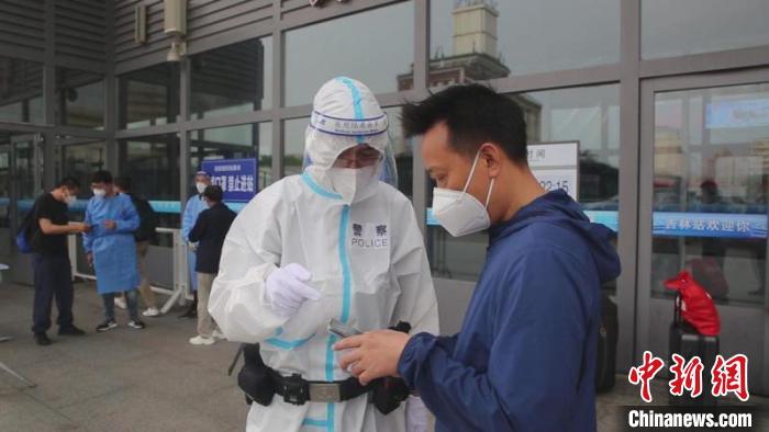 工作人员查验乘客核酸报告　吉林铁路警方供图