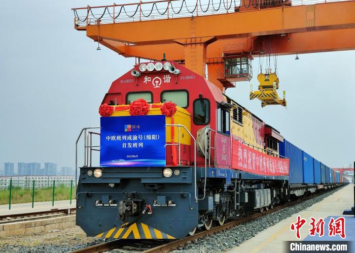 中欧班列成渝号(绵阳)从四川绵阳皂角铺铁路物流基地发车。　杨勇 摄