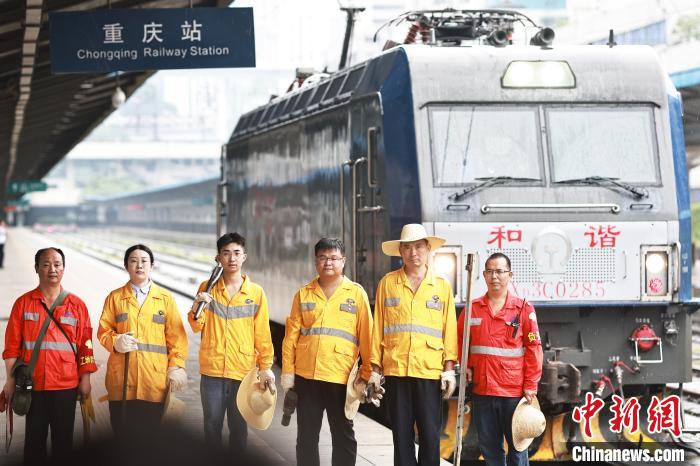 重庆工务段工作人员合影。 喻雪峰 摄 重庆工务段工作人员合影。 喻雪峰 摄