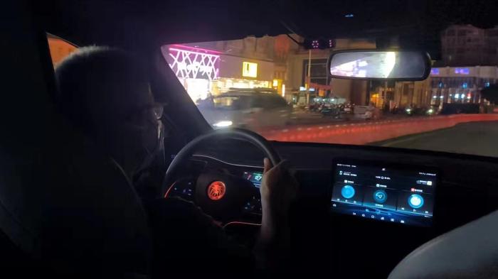 老陆开车接儿子回家。受访者提供 老陆开车接儿子回家。受访者提供