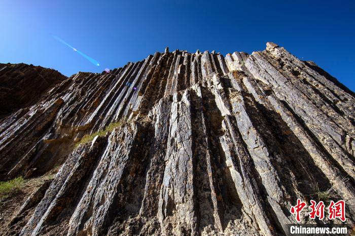 图为火山岩柱状节理群。　乌席勒 摄