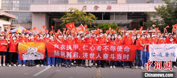 73天来,上海交通大学医学院附属仁济医院累计派出1082名医务人员,投入定点医院建设中。 仁济医院供图 73天来,上海交通大学医学院附属仁济医院累计派出1082名医务人员,投入定点医院建设中。 仁济医院供图
