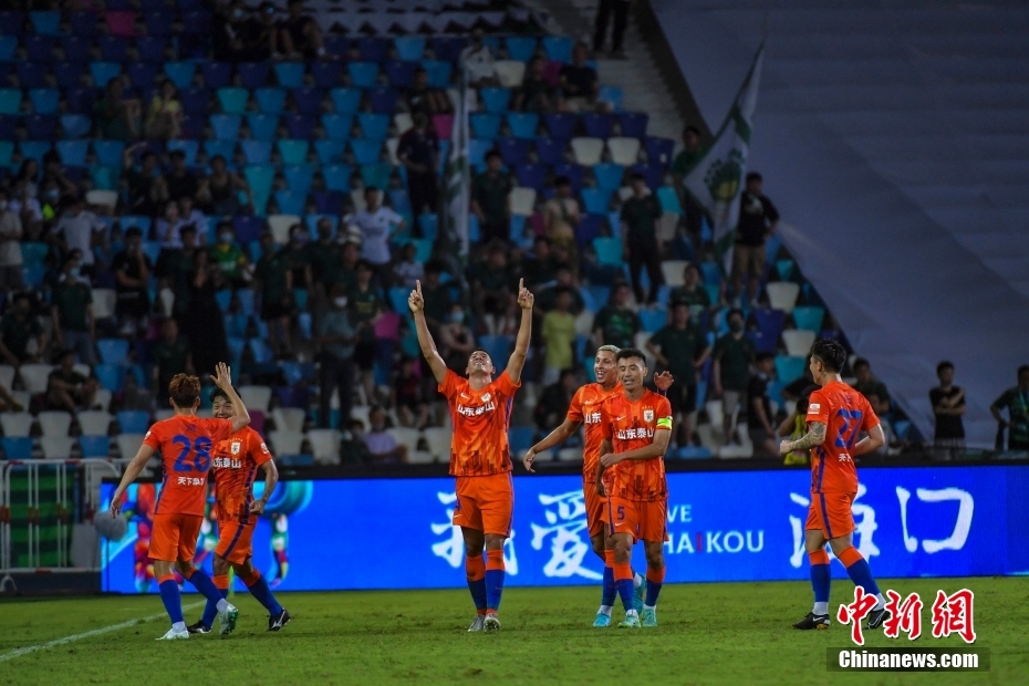 山东泰山队在揭幕战中1:0艰难战胜浙江队。 <a target='_blank' href='/'>中新社</a>记者 骆云飞 摄