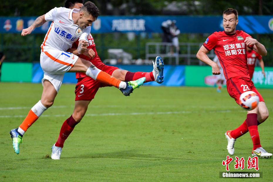 莫伊塞斯(左一)在比赛中。 骆云飞 摄