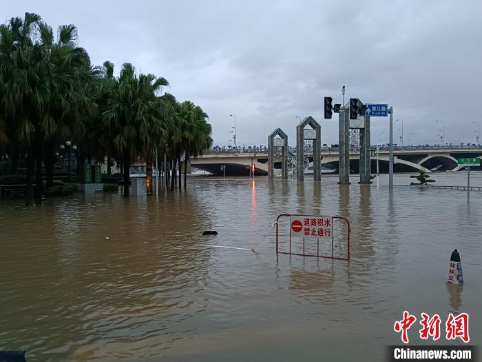 图为6月21日下午，桂林市解放桥滨江路段。　周利朔 摄