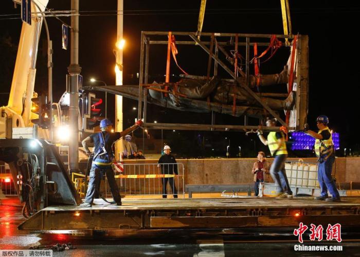 资料图:立陶宛维尔纽斯,工人移走苏联时期士兵雕像。 资料图:立陶宛维尔纽斯,工人移走苏联时期士兵雕像。