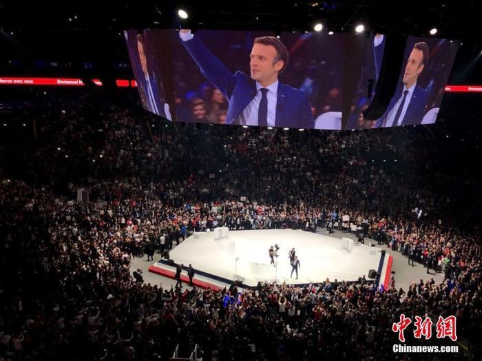 2022年4月，法国总统马克龙现身大型竞选集会。<a target='_blank' href='/'>中新社</a>记者 李洋 摄